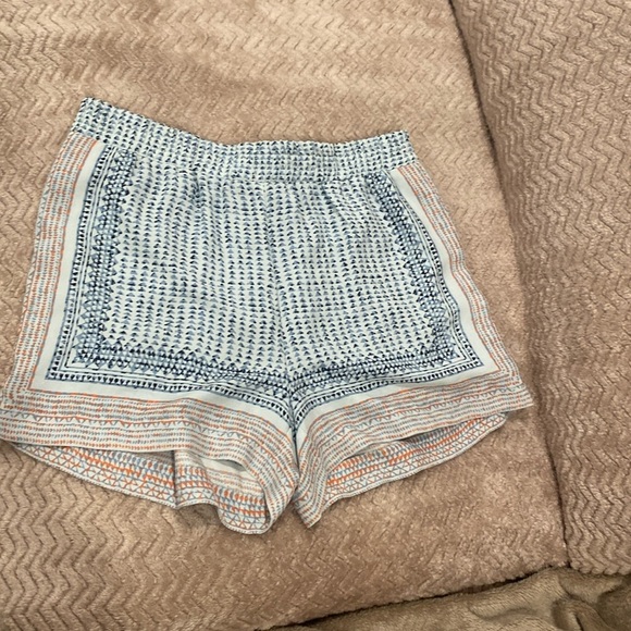 BCBGMaxAzria Pants - NWT BCBG vibrant pull on shorts in cream